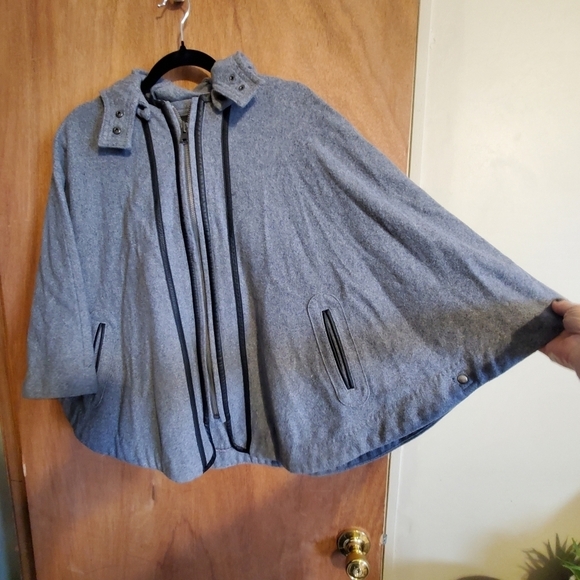 Banana republic.  Women's sz xs poncho wool cape. Detachable hood. Grey. - Picture 3 of 16